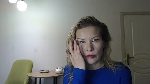 Snapshot of Juli_julyyy chatting on 12/28/24, 12:13 Juli julyyy online show from 12/28/24, 12:13