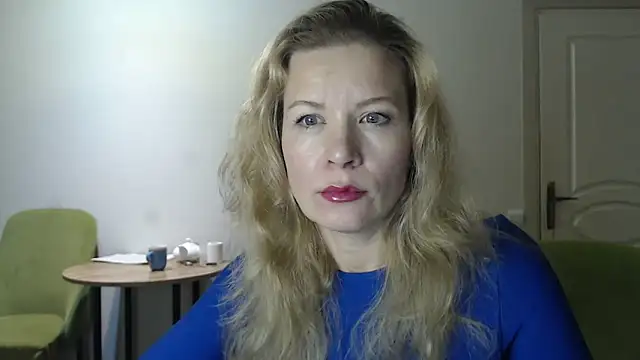 Snapshot of Juli_julyyy chatting on 12/29/24, 10:47 Juli julyyy online show from 12/29/24, 10:47