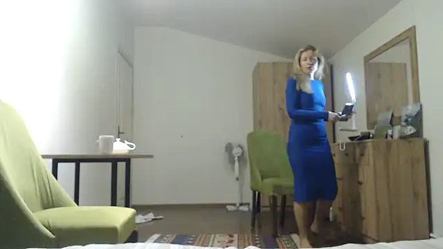 Snapshot of Juli_julyyy chatting on 01/12/25, 12:18 Juli julyyy online show from 01/12/25, 12:18