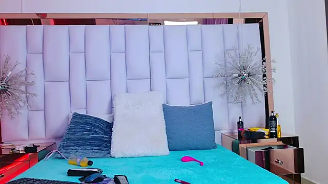 LiliFox18 online show from 12/19/24, 07:18