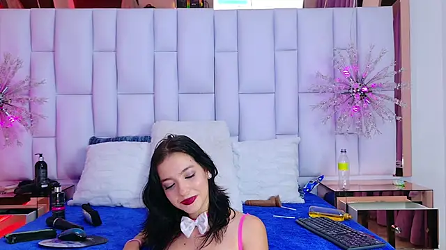 LiliFox18 online show from 12/22/24, 10:25