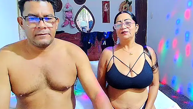 Snapshot of rosi_pamela chatting on 09/28/25, 04:01 rosi pamela online show from 09/28/25, 04:01