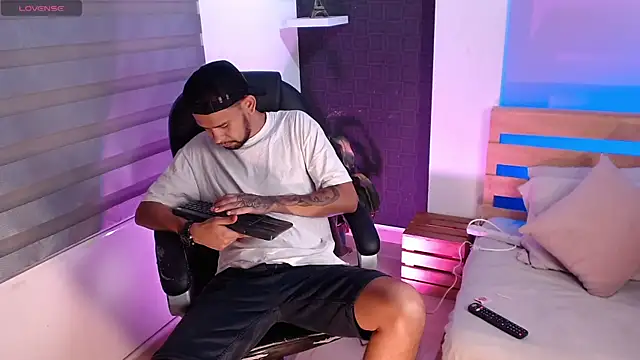 Snapshot of Bedobigcock chatting on 01/07/25, 11:24 Bedobigcock online show from 01/07/25, 11:24