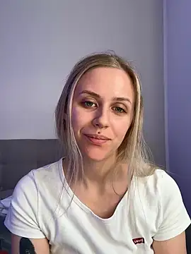 lunawolf21 online show from 02/19/25, 07:28