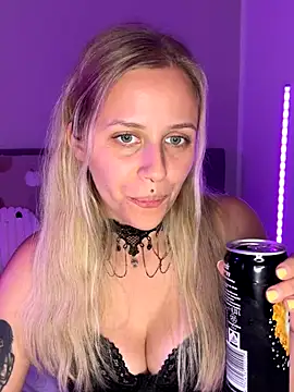 lunawolf21 online show from 09/29/25, 06:35