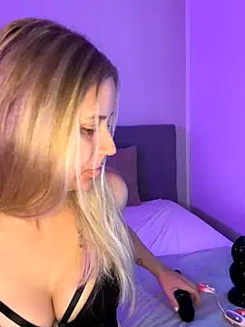 lunawolf21 online show from 10/08/25, 06:22