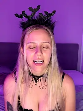 lunawolf21 online show from 10/10/25, 06:45