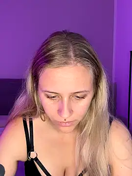 lunawolf21 online show from 10/20/25, 06:47