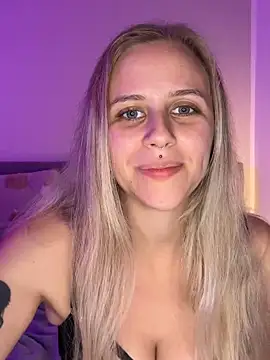 lunawolf21 online show from 10/21/25, 06:52