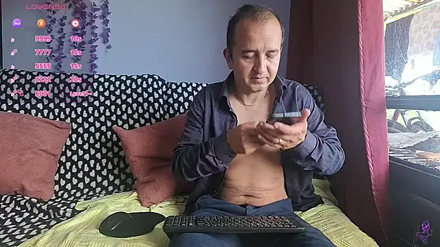 Snapshot of yazforeSolo chatting on 12/01/25, 02:22 yazforeSolo online show from 12/01/25, 02:22