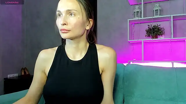 Snapshot of Beatrice_Brice chatting on 03/17/25, 08:18 Beatrice Brice online show from 03/17/25, 08:18