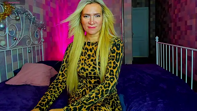 Luna  Lewis online show from 01/08/25, 11:10