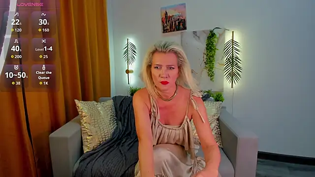 Luna  Lewis online show from 09/18/25, 08:05