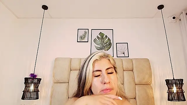 AdharaSmithh online show from 03/04/25, 06:50