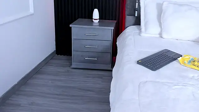 Snapshot of MiiaaMoonroee chatting on 02/23/25, 07:00 MiiaaMoonroee online show from 02/23/25, 07:00