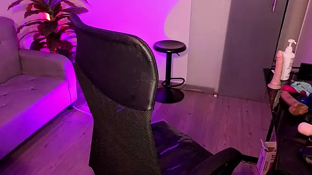 Snapshot of Lovely_celeste chatting on 11/30/25, 04:00 Lovely celeste online show from 11/30/25, 04:00