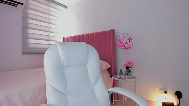 Snapshot of Ninamirley chatting on 12/14/24, 01:05 Ninamirley online show from 12/14/24, 01:05