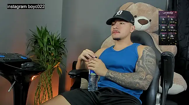 boyc022  online show from 02/25/25, 11:44