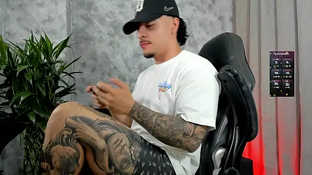 boyc022  online show from 12/23/25, 12:41