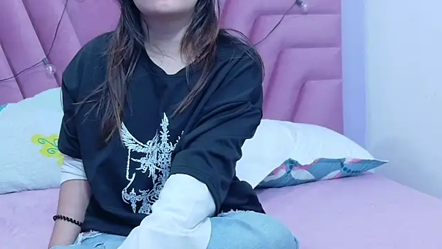 hornybarelylegalgirl online show from 03/25/26, 12:00