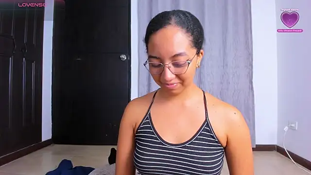 Snapshot of NAHOMI_MILLER chatting on 10/01/25, 01:11 NAHOMI MILLER online show from 10/01/25, 01:11