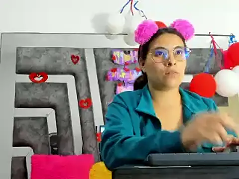 Snapshot of Salome_Moonn chatting on 02/15/25, 01:21 Salome Moonn online show from 02/15/25, 01:21