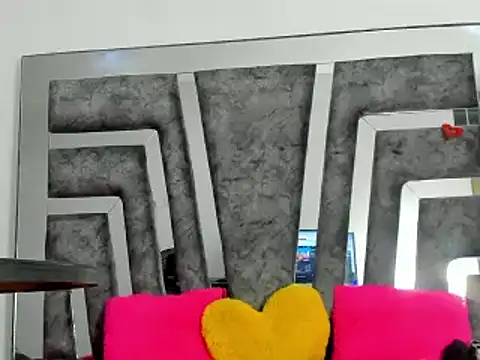 Snapshot of Salome_Moonn chatting on 02/17/25, 01:04 Salome Moonn online show from 02/17/25, 01:04