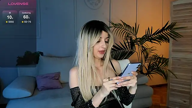 Snapshot of Katty_Lights chatting on 03/08/25, 01:17 Katty Lights online show from 03/08/25, 01:17