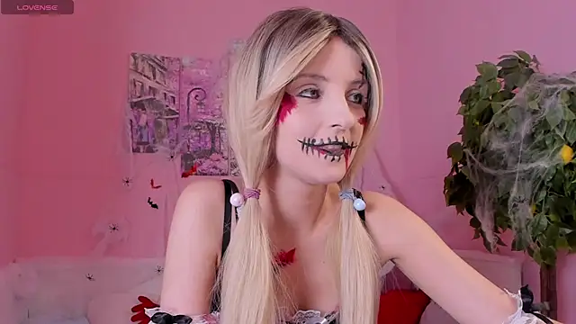 Snapshot of Katty_Lights chatting on 10/31/25, 11:33 Katty Lights online show from 10/31/25, 11:33