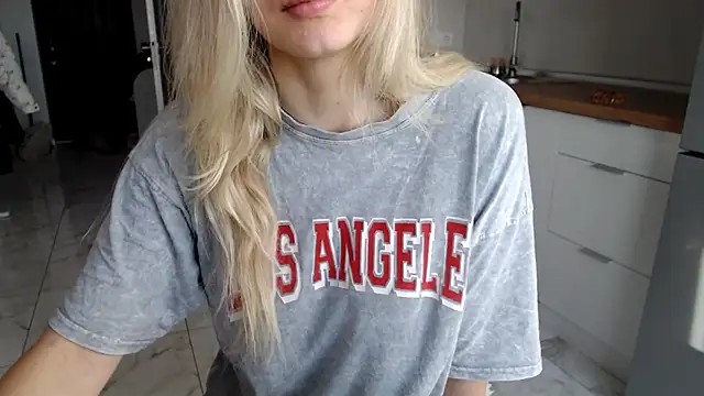 Snapshot of KissMyVibe chatting on 01/08/25, 11:21 KissMyVibe online show from 01/08/25, 11:21