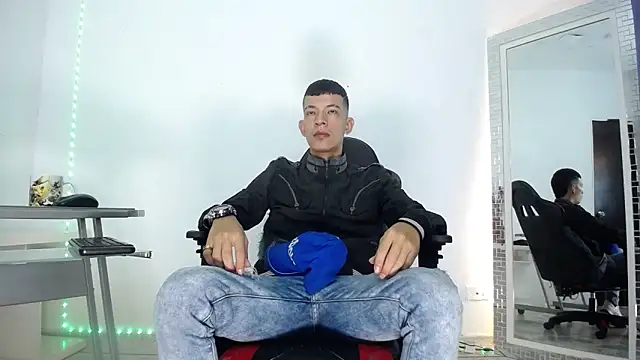 Snapshot of Favel_Gomez7 chatting on 12/23/24, 12:19 Favel Gomez7 online show from 12/23/24, 12:19