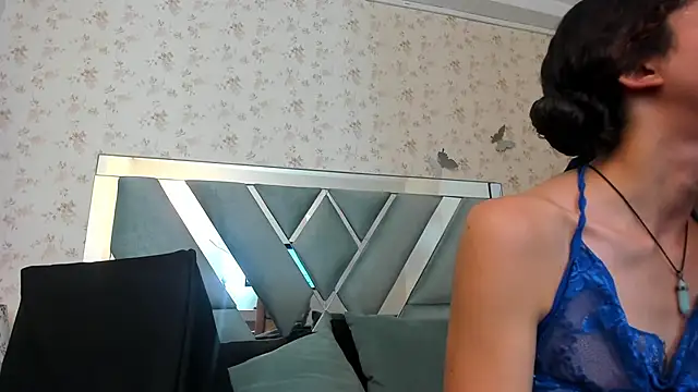 Snapshot of Queenjenn__ chatting on 12/11/24, 02:33 Queenjenn online show from 12/11/24, 02:33