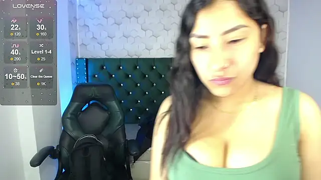 Snapshot of Sofi_hot_4m chatting on 10/15/25, 01:33 Sofi hot 4m online show from 10/15/25, 01:33