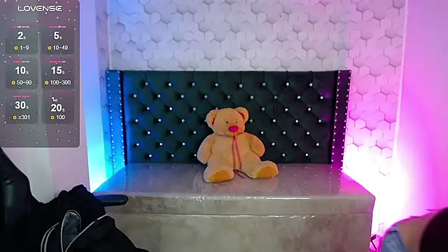 Snapshot of Sofi_hot_4m chatting on 10/20/25, 02:06 Sofi hot 4m online show from 10/20/25, 02:06