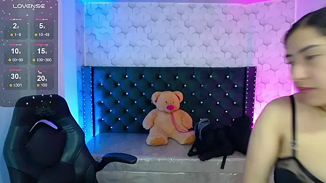 Snapshot of Sofi_hot_4m chatting on 10/21/25, 01:01 Sofi hot 4m online show from 10/21/25, 01:01