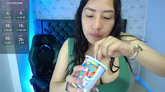 Snapshot of Sofi_hot_4m chatting on 10/22/25, 03:23 Sofi hot 4m online show from 10/22/25, 03:23