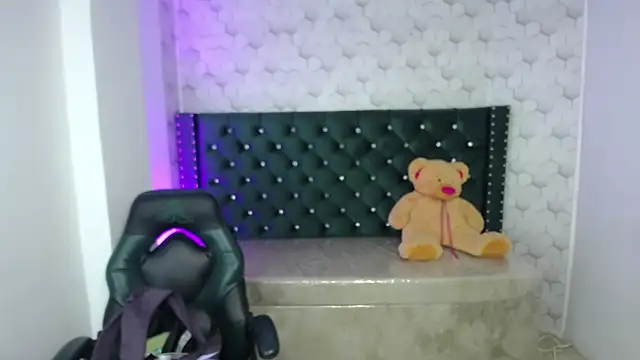 Snapshot of Sofi_hot_4m chatting on 12/04/25, 04:16 Sofi hot 4m online show from 12/04/25, 04:16