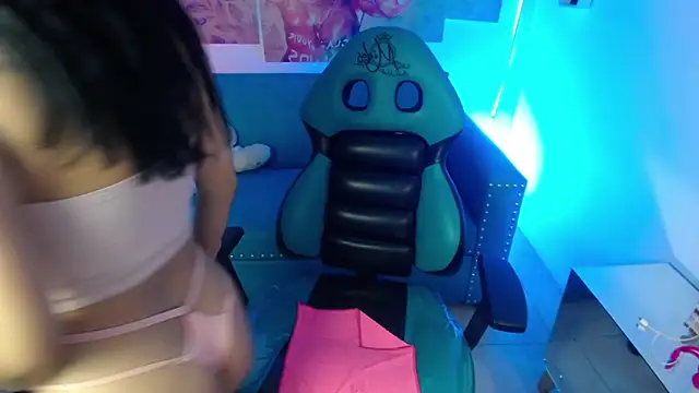 Snapshot of Sofi_hot_4m chatting on 12/22/25, 03:42 Sofi hot 4m online show from 12/22/25, 03:42