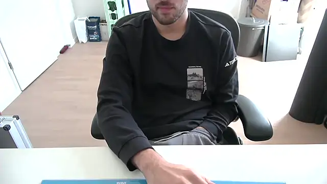 taallguyy 196 online show from 11/13/25, 11:09