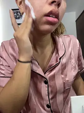 Aaliyah Salma online show from 05/17/26, 03:52