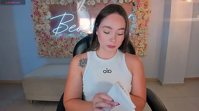 AlinaKravitz online show from 04/14/26, 06:25