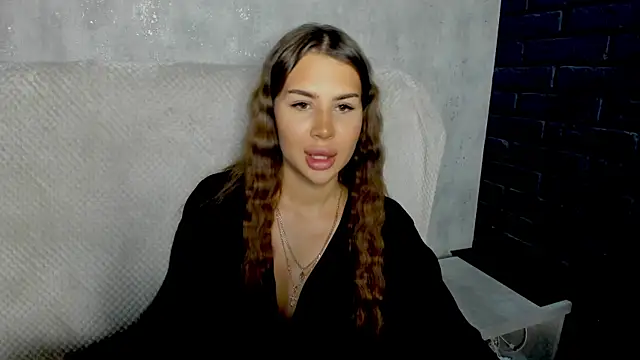 Snapshot of SuraMune chatting on 11/14/25, 03:00 SuraMune online show from 11/14/25, 03:00