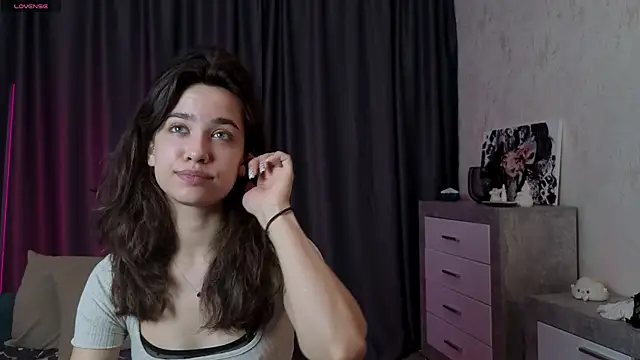 Snapshot of EmeliaReaper chatting on 11/09/25, 05:00 EmeliaReaper online show from 11/09/25, 05:00