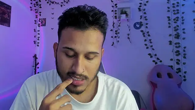 Snapshot of Raf_brunette chatting on 12/05/24, 08:44 Raf brunette online show from 12/05/24, 08:44