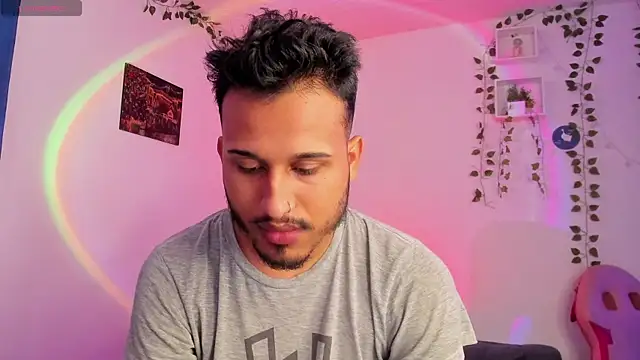 Snapshot of Raf_brunette chatting on 12/17/24, 02:33 Raf brunette online show from 12/17/24, 02:33