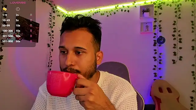 Snapshot of Raf_brunette chatting on 12/23/24, 01:24 Raf brunette online show from 12/23/24, 01:24