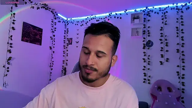 Snapshot of Raf_brunette chatting on 12/24/24, 01:17 Raf brunette online show from 12/24/24, 01:17