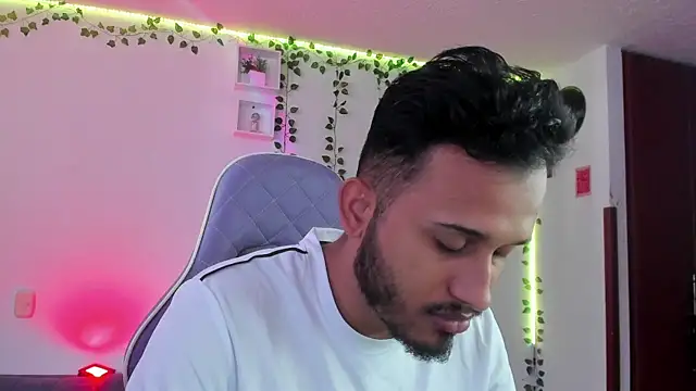 Snapshot of Raf_brunette chatting on 12/27/24, 02:43 Raf brunette online show from 12/27/24, 02:43