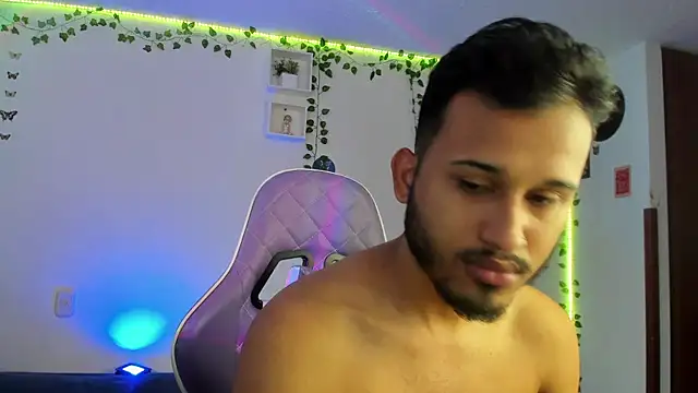 Snapshot of Raf_brunette chatting on 12/28/24, 02:21 Raf brunette online show from 12/28/24, 02:21