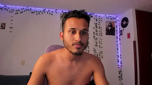 Snapshot of Raf_brunette chatting on 01/15/25, 08:37 Raf brunette online show from 01/15/25, 08:37